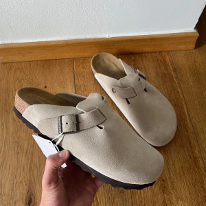 Birkenstock Boston - Klassiska Brikenstocks i storlek 43. Perfekta för både inomhus och utomhus. Snabb leverans✅Hör av vid frågor eller funderingar.