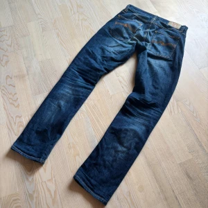Nudie ”Grim Tim” - Ett par tvärfeta nudie jeans i den populära modellen ”grim tim”. Storlek 30/32 passar tts. Galet najs tvätt på dessa jeans och 10/10 skick! Priset är ej hugget i sten!