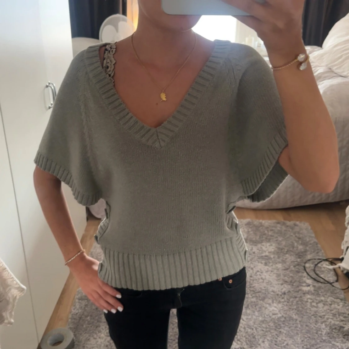 Ljusgrå stickad v-ringad tröja - 1
