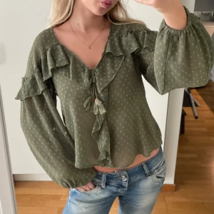 Olivgrön blus med volanger - Asnajs olivgrön blus från zara som inte säljs längre! Perfekt för back 2 school, snygga volanger o ballongärmar så den sitter såå bra❤️❤️Har massa mer i min profil!