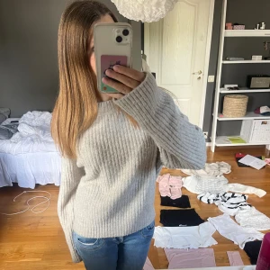 Beigegrå ribbstickad tröja H&M XS - Supermysig beigegrå ribbstickad tröja från H&M i storlek XS. Tröjan har en klassisk rund halsringning och långa ärmar med relaxed fit. Perfekt för lager-på-lager och chill dagar. Passar dig som gillar enkel och stilren vibe. Den är väldigt lös under armarna vilket är bra så den inte sitter så tight. Jag är en XS och denna är lite oversized som ni ser.