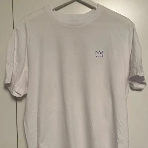 Hov1 merch - Hov1 merch som är från flera år sen, en blå krona vid bröstet och sen på baksidan ett fint tryck. Från bavt droppet <3 Bara använd några gånger, ser helt ny ut! 