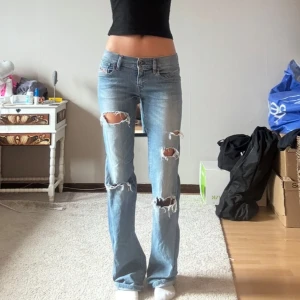 Lågmidjade diesel jeans  - Sjuktsnygga lågmidjade diesel jeans, utsydda. Midjemåttet tvärsöver är 38 cm och innerbenslängden 84cm. Jeansen passar någon med storlek XS-S