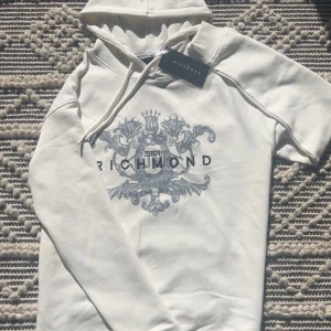 Vit hoodie från John Richmond - Säljer en skitsnygg sprillans ny hoodie från John Richmond. Fick den i present men den satt tyvärr lite för stort (storlek S, men passar som en stor S eller M). Nypris: ca 220 € / 2400 kr. Mitt pris: 1000 kr – kan diskuteras vid snabb affär. Aldrig använd, endast provad.