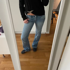 Blå lågmidjade bootcut jeans  - Skiiitsnygga ljusblå bootcut/flare jeans från Dallas Jeans med asfeta detaljer på rumpan. Helt nya o aldrig använda!! Midjemått typ 39,5 & innerbenslängd 86 cm💛🙌Finns mer i min profil!!