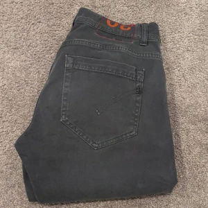 Dondup jeans modell George  - Säljer ett par riktigt snygga jeans. De är mörk gråa och har passformen George, perfekt nu när det börjar bli lite kallare. Det är bara att hör av sig vid minsta lilla fundering!😄   