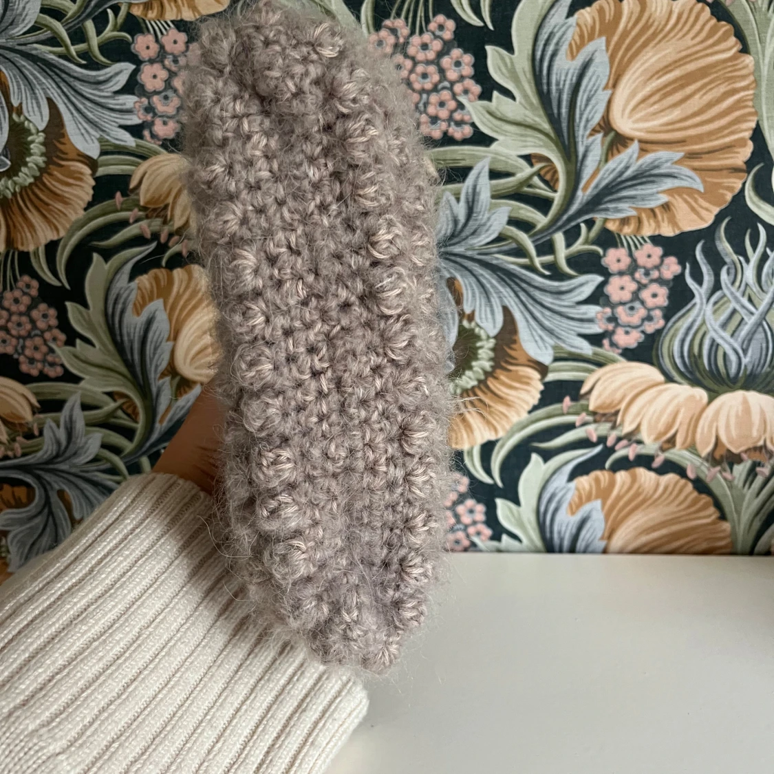 Beige stickad kuvertväska - 2