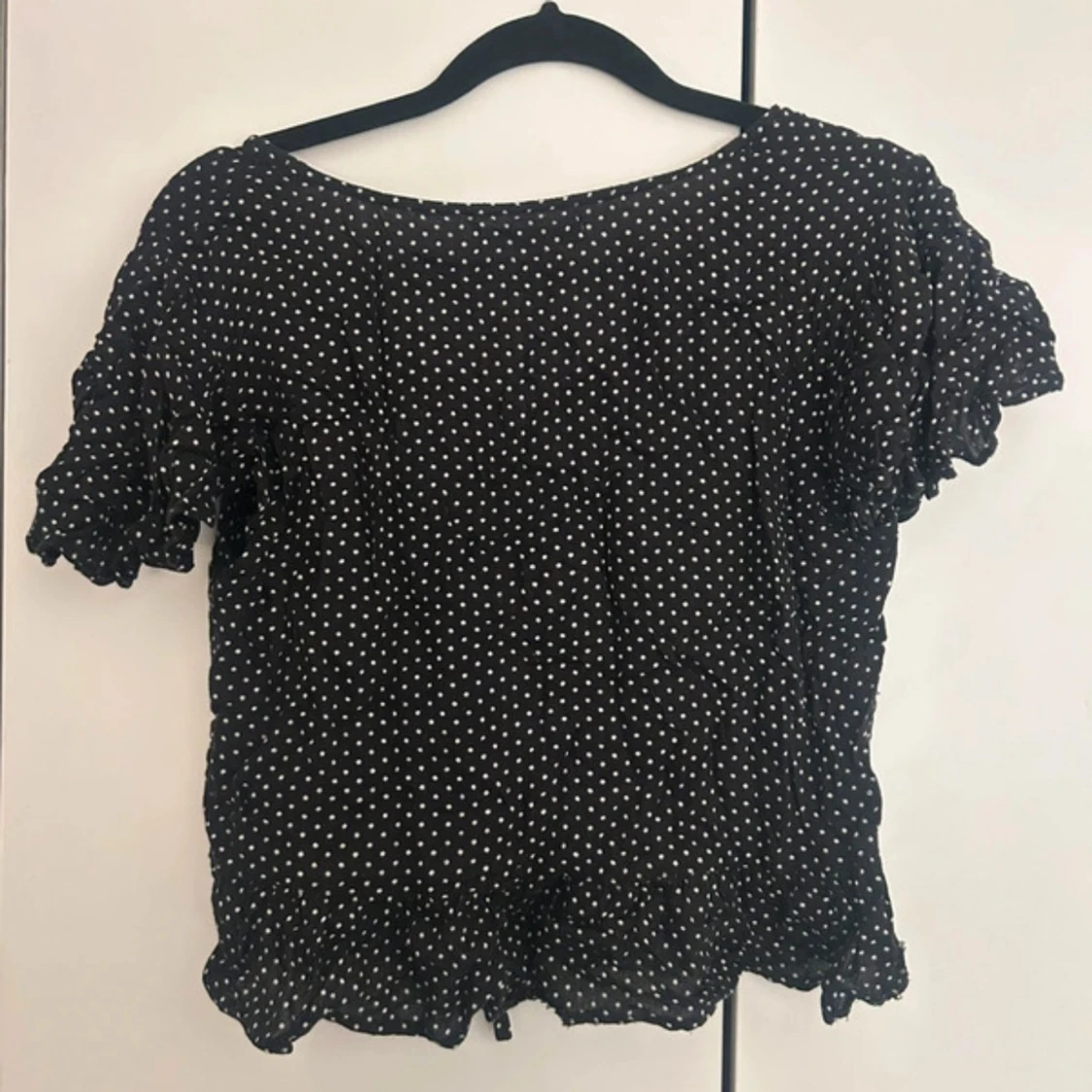 Svart prickig blus från NA-KD - 1