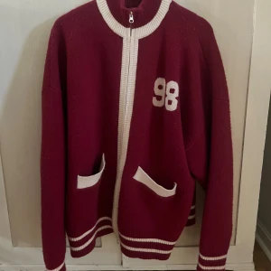 Najs röd cardigan jacka  - Säljer min älskade super najs röda stickade jacka från edikted den finns inte längre på hemsidan!