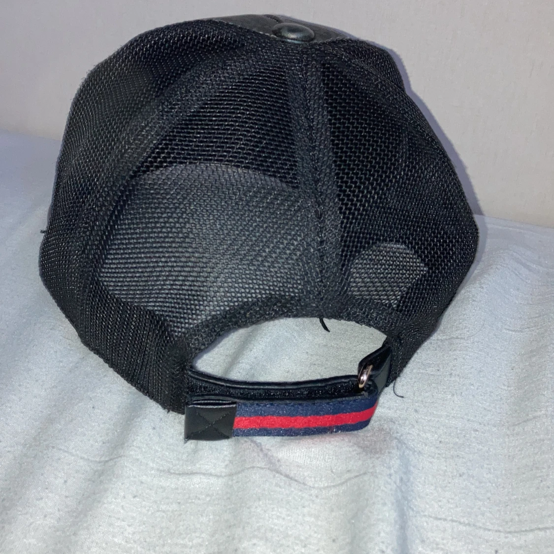 Gucci svart keps med ormprint - 1