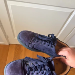 Loubs bra 11:11 - Säljer mina skor pga försmå är slitna så där av priset. Hör av dig vid frågor pris kan diskuteras vid snabb affär ❗️