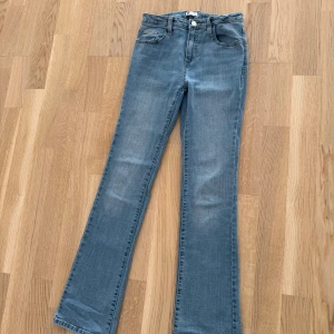 Light blue wash flare jeans, nästan helt oanvänd! - Säljer dessa super snygga flare jeans med medel- till låg midja i en ljus blå wash från Cubus. Jeansen är endast använd ett fåtal gånger och därför i perfekt skick👌jeansen är i strl 170 och passar dig som är ca 160cm💕