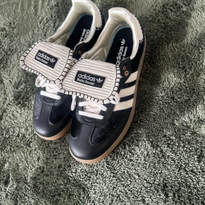 Adidas Wales Bonner samba - Sjukt feta och unika Wales Bonner sambas i fint skick, box och extra snören ingår. 