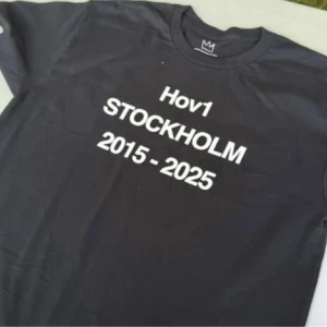 Hov1 T-shirt från Gärdet - Hov1 t-shirt i storlek Small. Lånad bild, t-shirten är oöppnad i originalplasten. Priset gäller ej, skicka prisförslag❤️