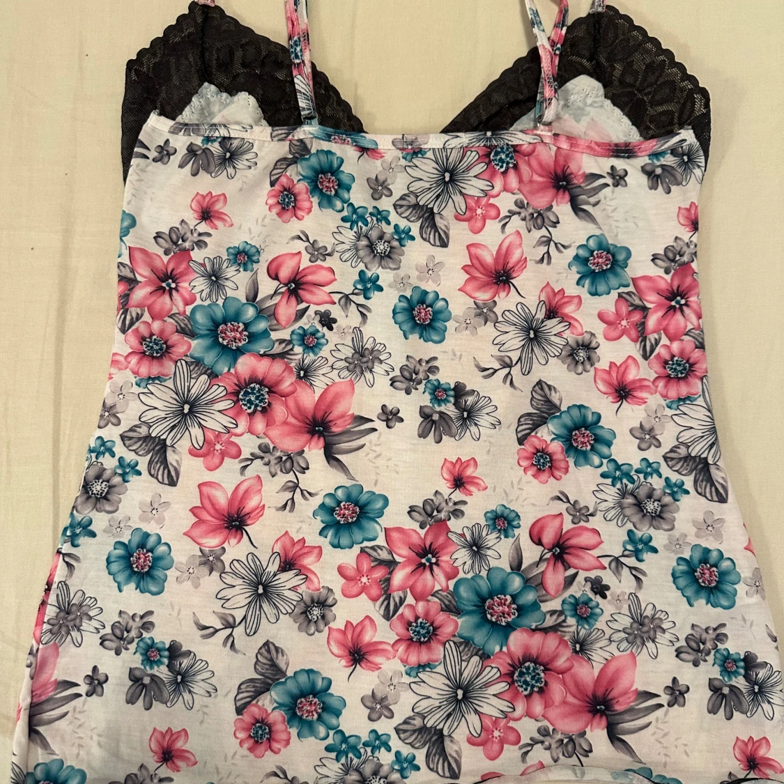 Blommig linnetopp med spetsdetalj - 2