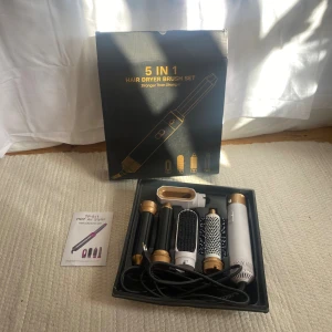 Hårstyler - Hårstyler med fem olika alternativ som tyvärr inte kommit till användning. Påminner om Dyson airwrap.