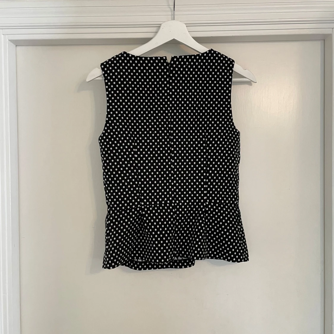 Svart prickig ärmlös blus - 1