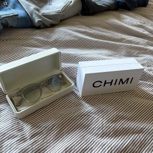 Chimi B Block Light Grey - Säljer dessa schyssta chimi glasögon som jag användt max 2-3 gånger. Köptes i somras men låg mest i förpackningen och användes inte så därför får dem nog hitta en ny ägare nu. Blått glas som skall ta bort de blåa ljuset från exempelvis telefonen och liknande.  För fler bilder eller frågor.. hör av dig 😁