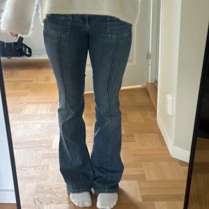 Blå bootcut jeans med fickor - Jätte snygga jeans som sitter bra som jag inte tror säljs längre!💕
