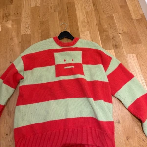Stickad Acne studios tröja - Stickad Acne studios tröja i storlek S, passar M/L. Nypris 8000, cond 9/10 inga hål eller fläckar. 