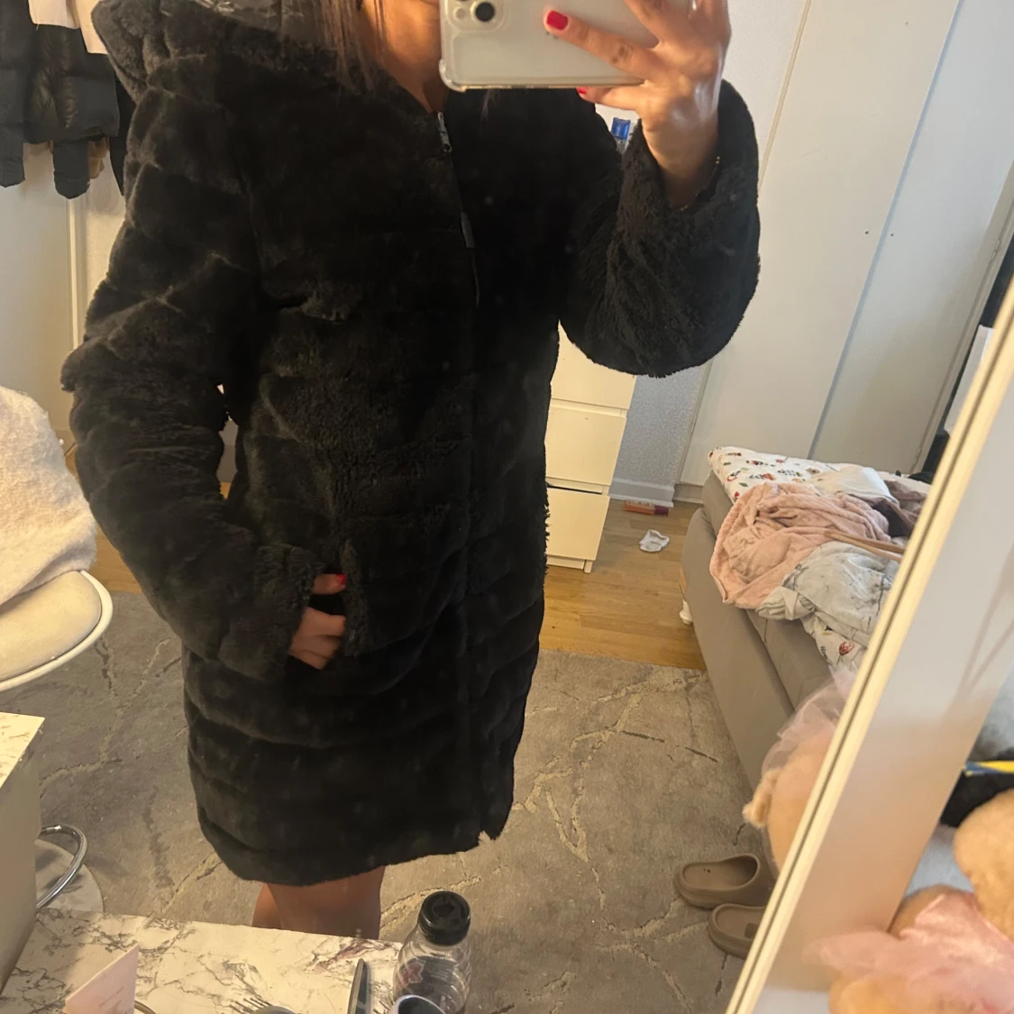 Svart pälsjacka med huva - 1