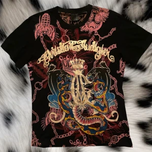 Christan audigier t-shirt❤️ - Super cool äkta christan audigier ( ed hardy)  t-shirt med rinestones och fint mönster❤️lappens färg där märket står värkar ha försvunnit för den tvättats bort men när man kållar loga kan man se svagt vad som står❤️