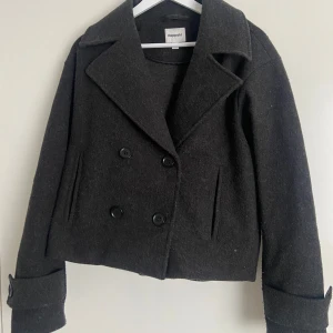 Svart Höstjacka  - Superfin svart höstjacka/kappa, i storlek XS från Kappahl. Lite nopprig (se bild 3), men fint skick överlag då den köptes förra hösten. 💋🍂