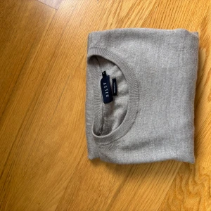 Beige merinoulltröja från Riley - Säljer en stilren beige tröja från Riley i mjuk merinoull. Tröjan har rund halsringning och är perfekt för lager-på-lager under kyliga dagar. Enkel design som funkar till många olika outfits. Matrial är merinoull är som kashmir. Nypris 899 mitt pris 299. Är använd cirka 4 gpnger så är som ny. Priset är ej hugget i sten. Hör av er vid minsta lilla fundering. 