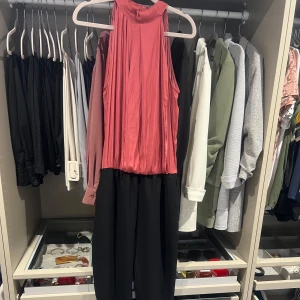 Rosa och svart långklänning med hög hals - Säljer en snygg onepice med öppen rygg. Riktigt elegant med högklackat till 👌🏼