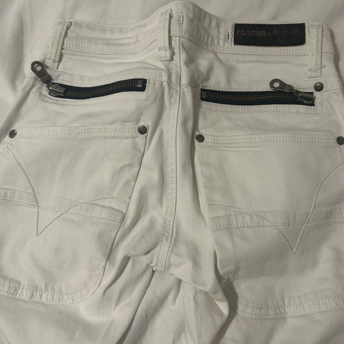 Vita jeans från Gabba med dragkedjor - 1