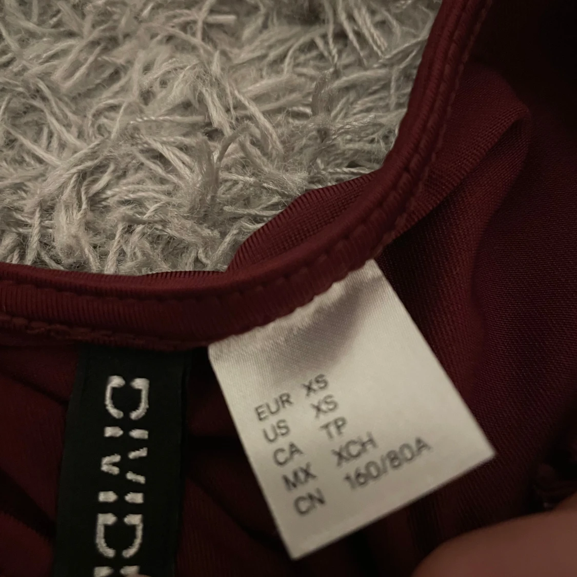 Vinröd ärmlös topp från Divided XS - 2