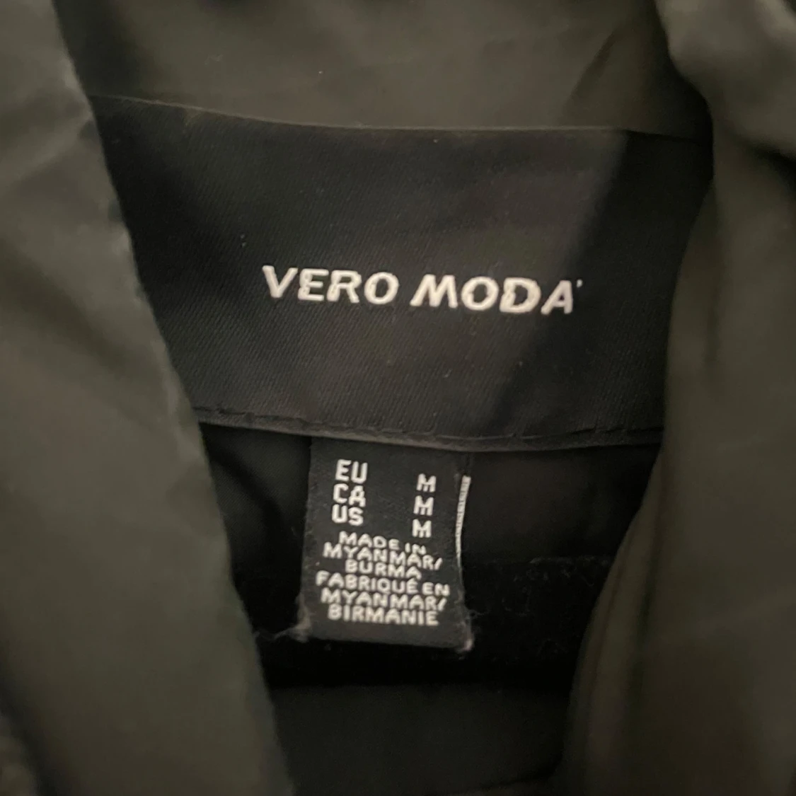 Mörkgrön pufferjacka med hög krage - 4