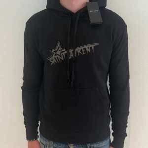 saint laurent hoodie - Tja! säljer denna sprillans nya saint laurent hoodien köpt av rico del luxury, storlek S sjölvklart äkta! skriv om du har någon fråga