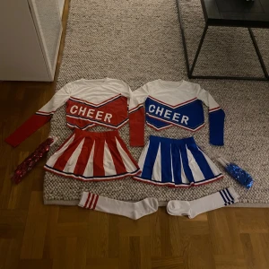Halloween cheerleader kostymer - Säljer två cheerleader kostymer med tillbehör. Finns i två färgkombos, en blå/vit och en röd/vit. Varken någon av dem är använda och har inga defekter❣️köp båda för 150kr❣️