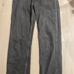 Svarta weekday jeans - Svarta weekdayjeans i bra skick, storlek 28/32.