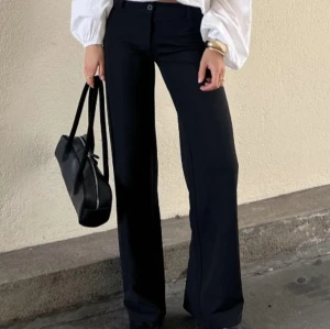 Nelly Kostymbyxor  - Super snygga low waist kostymbyxor ifrån Nelly!