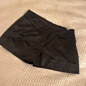 Svarta satin shorts - Jättesnygga satin shorts från Zara. Perfekta nu till hösten och det är i jättebra skick då de endast är använda 1 gång.