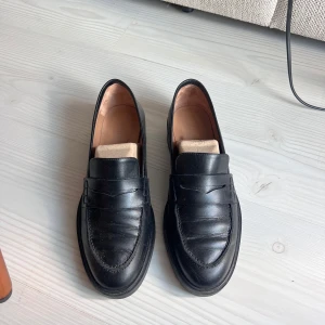 Loafers - Flattered - Svarta läder loafers ifrån Flattered, använda 2-3 gånger. Nypris 2500kr