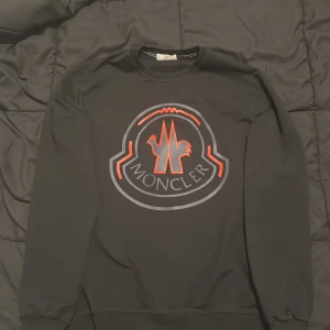 Moncler tröja - Snygg moncler tröja. Stlillligggg!! Storlek S passar kanske lite M.  