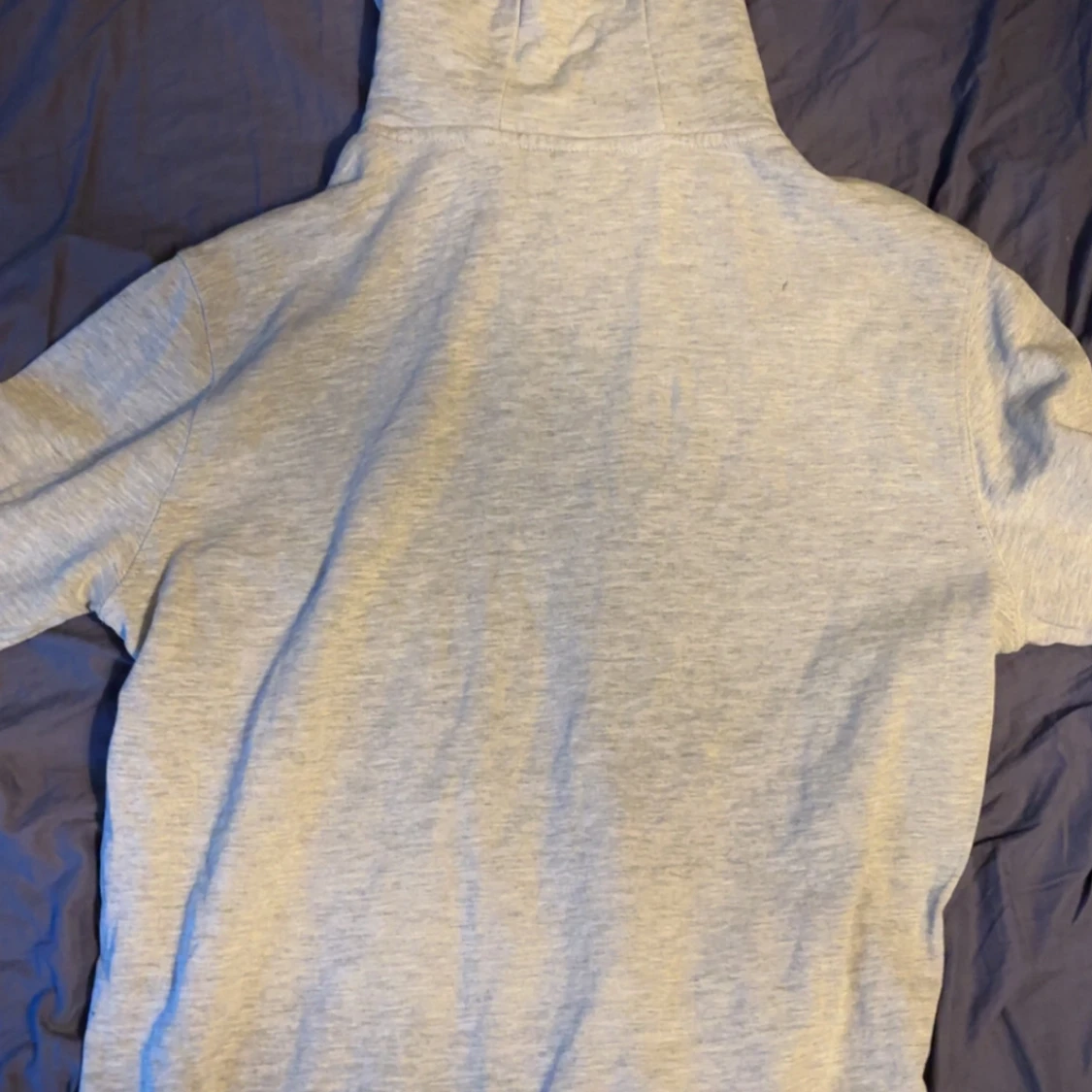 Ljusgrå hoodie från On Our Terms - 1