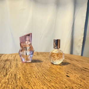 Ariana Grande mini parfymer - Säljer dessa mini parfymer från min samling, endast nåt sprut taget. Parfymerna är REM och Ari