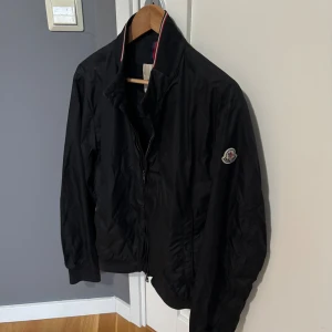 Moncler vindjacka  - Fint skick bortsett från de två sista bilderna | riktigt fet nu till hösten 🍁 | Storlek 3 men sitter som S/M | stilren & enkel att styla | unik | priset är inte hugget i sten 🙌👍!är öppen för byten!