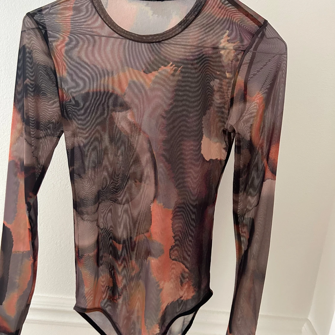 Mesh topp med abstrakt mönster