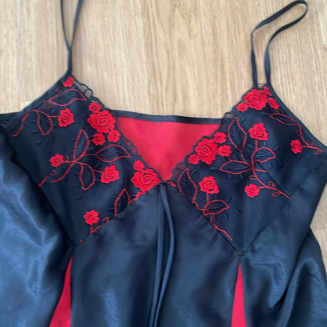 Svart och röd topp med broderi - 1