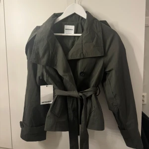 Bershka trenchcoat  - Snygg mörkgrön trenchcoat från Bershka. Säljer denna då jag råka köpa 2, den är slutsåld överallt. Hör av dig vid fler frågor😊