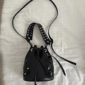 Svart bucket bag med nitar och snörning - Unik bucket väska, aldrig använd! Perfekt till skolan🫶🏻
