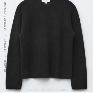 Svart stickad tröja & Other Stories - En jätte fin svart stickad tröja från & Other Stories, säljer för jag har två och denna inte används