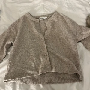 Beige stickad kofta från Kappahl - Säljer en stickad lite kortare kofta ifrån Kappahl i storlek S. Tröjan har knappar från halsen hela vägen ner. Använd 3-4 gånger och säljer då den inte kommer till användning. Bara att skriva om du har några frågor🤎Nypris 400 