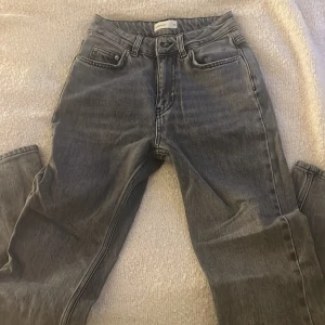 Grå jeans från gina tricot - Snygga grå jeans från Perfect Jeans i klassisk femficksmodell. Jeansen har raka ben och normal passform, med en cool tvättad look. Perfekta för dig som gillar stilrena och enkla jeans med en modern vibe.