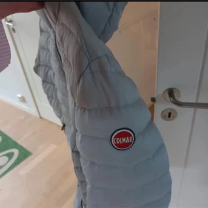 Ljusgrå dunjacka från Colmar - LÅNADE BILDER. Säljer den här jättefina jackan jag köpt på Plick men som tyvärr inte kommer till användning. Inga defekter. 
